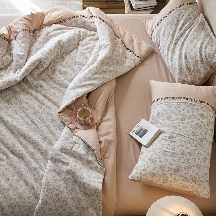 91家纺网 家纺一手货源 找家纺 安莱生活 2025新款全棉纯棉双层纱复古花边款夏被夏凉被空调被四件套 幽兰