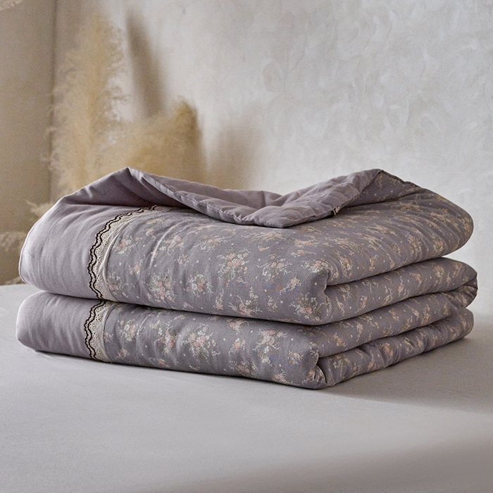 91家纺网 家纺一手货源 找家纺 安莱生活 2025新款全棉纯棉双层纱复古花边款夏被夏凉被空调被四件套 紫茉