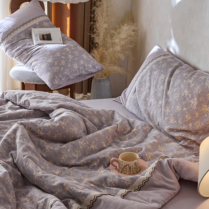 91家纺网 家纺一手货源 找家纺 安莱生活 2025新款全棉纯棉双层纱复古花边款夏被夏凉被空调被四件套 紫茉