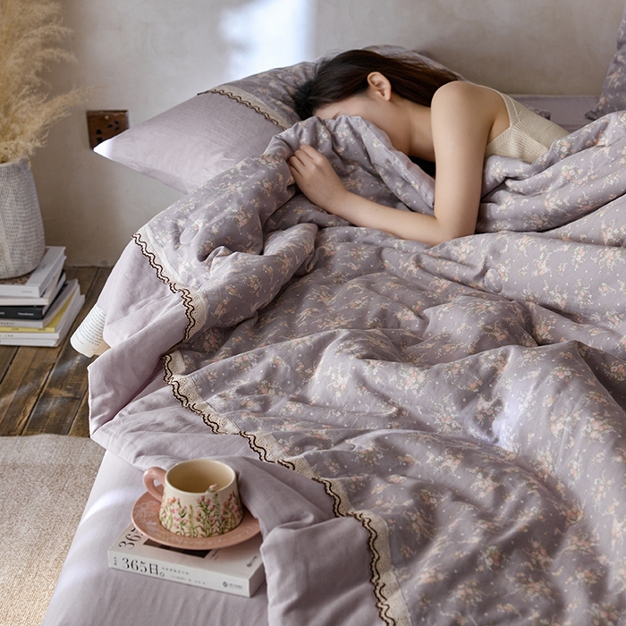 91家纺网 家纺一手货源 找家纺 安莱生活 2025新款全棉纯棉双层纱复古花边款夏被夏凉被空调被四件套 紫茉