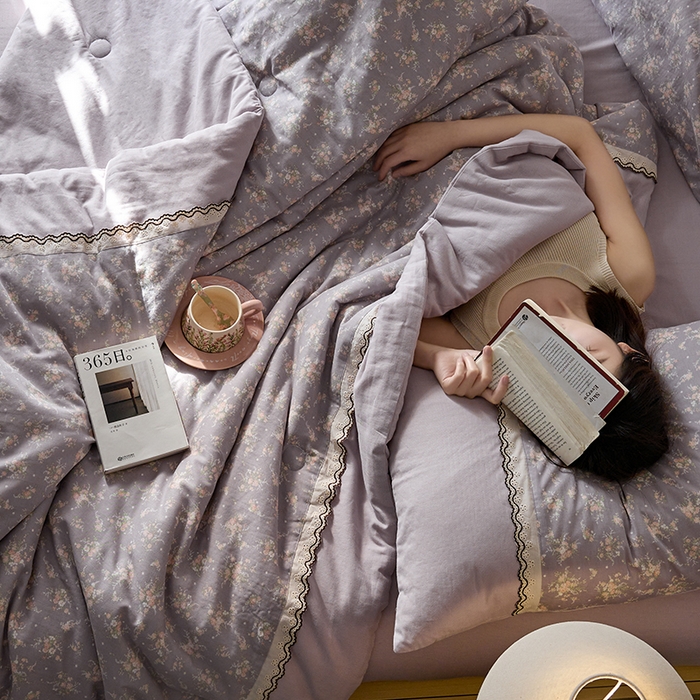 91家纺网 家纺一手货源 找家纺 安莱生活 2025新款全棉纯棉双层纱复古花边款夏被夏凉被空调被四件套 紫茉