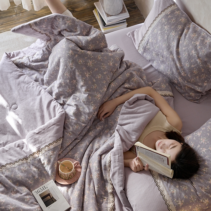 91家纺网 家纺一手货源 找家纺 安莱生活 2025新款全棉纯棉双层纱复古花边款夏被夏凉被空调被四件套 紫茉