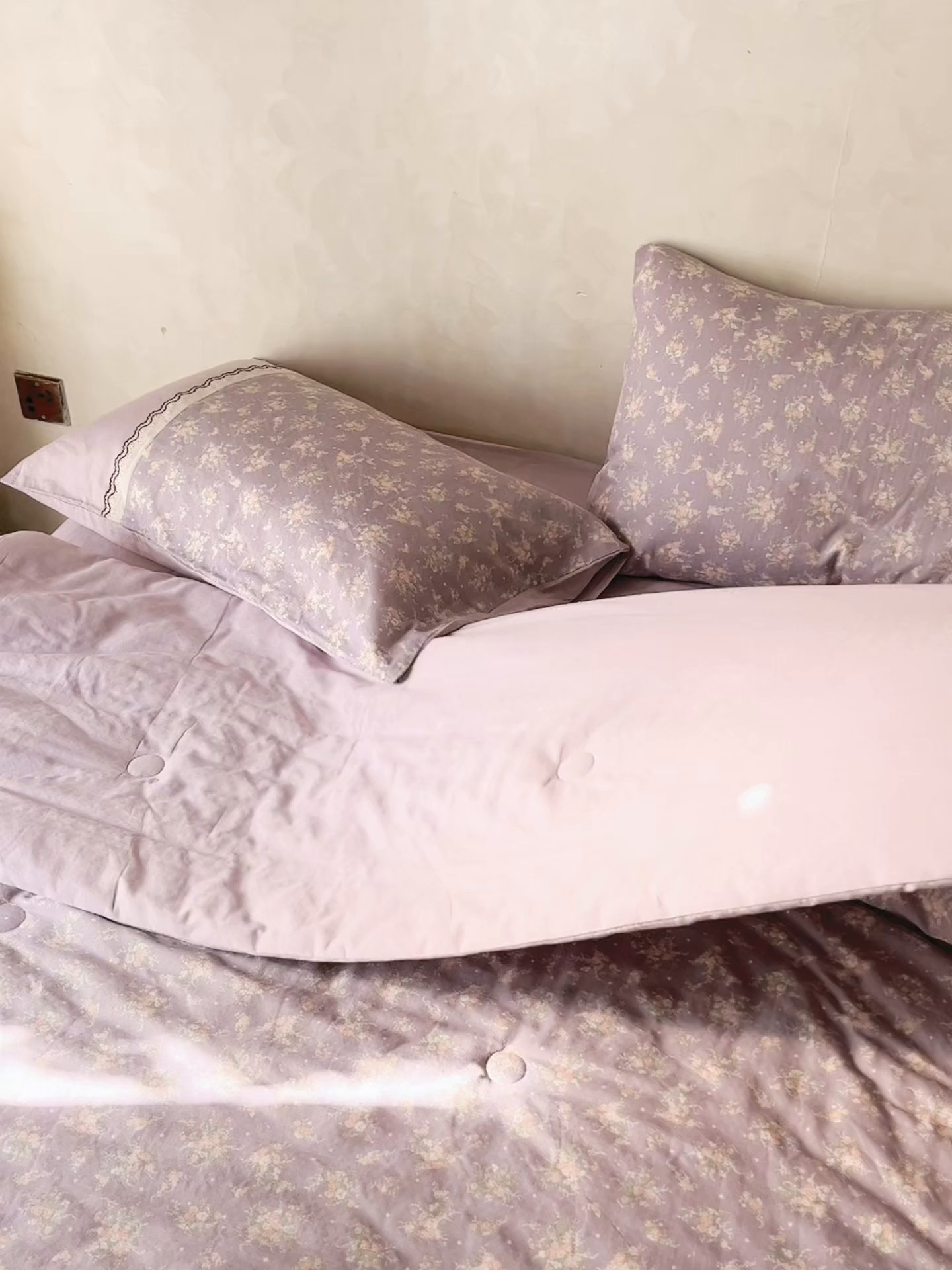 91家纺网 家纺一手货源 找家纺 安莱生活 2025新款全棉纯棉双层纱复古花边款夏被夏凉被空调被四件套 紫茉