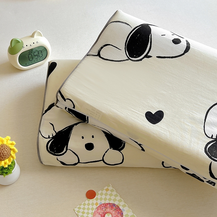 91家纺网 家纺一手货源 找家纺 百寐 2025新款13372全棉立体滚边立体记忆枕套30×50/40×60碎花卡通枕套 爱心狗