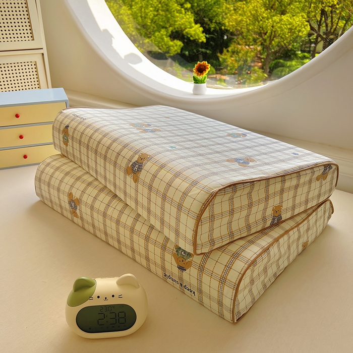 91家纺网 家纺一手货源 找家纺 百寐 2025新款13372全棉立体滚边立体记忆枕套30×50/40×60碎花卡通枕套 格子熊