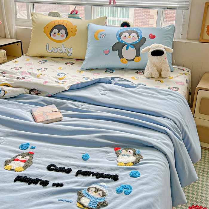 91家纺网 家纺一手货源 找家纺 一霖家纺 2025新款高克重云朵毛巾绣夏被 企鹅崽崽