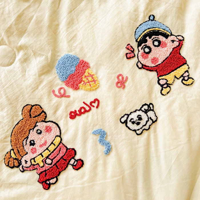 91家纺网 家纺一手货源 找家纺 一霖家纺 2025新款高克重云朵毛巾绣夏被 小新小奎的爱情