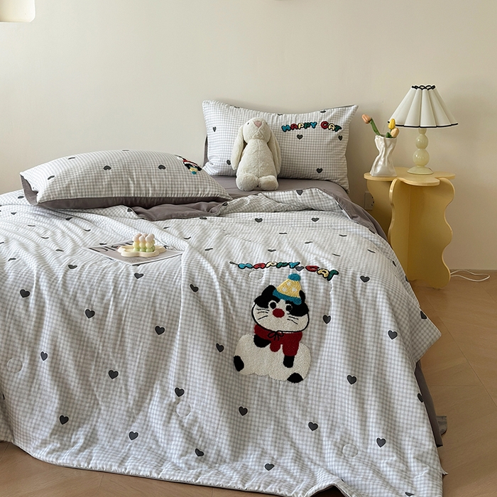 91家纺网 家纺一手货源 找家纺 怡家居 2025新款全棉双层纱毛巾绣夏被四件套 夏被-萌趣猫