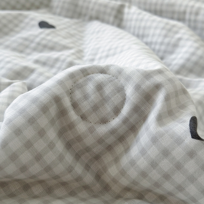 91家纺网 家纺一手货源 找家纺 怡家居 2025新款全棉双层纱毛巾绣夏被四件套 夏被-萌趣猫