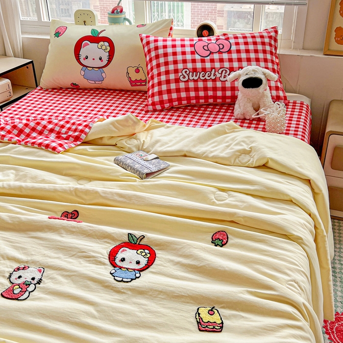 91家纺网 家纺一手货源 找家纺 一霖家纺 2025新款高克重云朵毛巾绣夏被 吃苹果的小猫