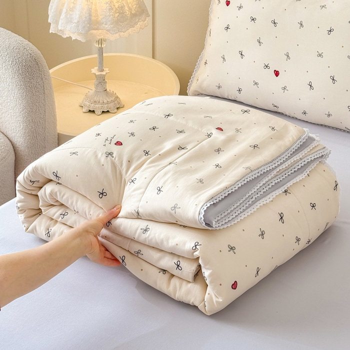 91家纺网 家纺一手货源 找家纺 （总）仁凯家纺 2025新款A类针织棉双层纱100%新疆棉花花边夏凉被四件套（包检测）（提供买家秀）