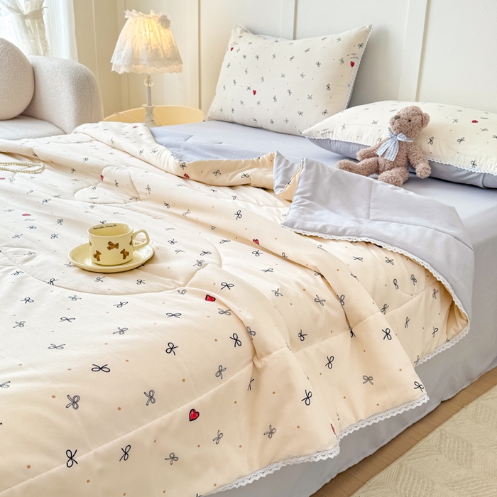 91家纺网 家纺一手货源 找家纺 （总）仁凯家纺 2025新款A类针织棉双层纱100%新疆棉花花边夏凉被四件套（包检测）（提供买家秀）