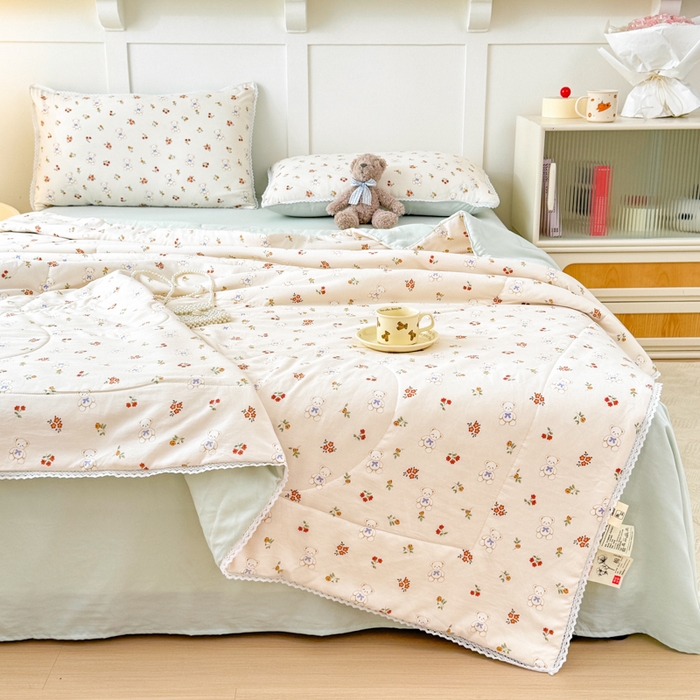 91家纺网 家纺一手货源 找家纺 仁凯家纺 2025新款A类针织棉双层纱100%新疆棉花花边夏凉被四件套（包检测）（提供买家秀） 可爱熊