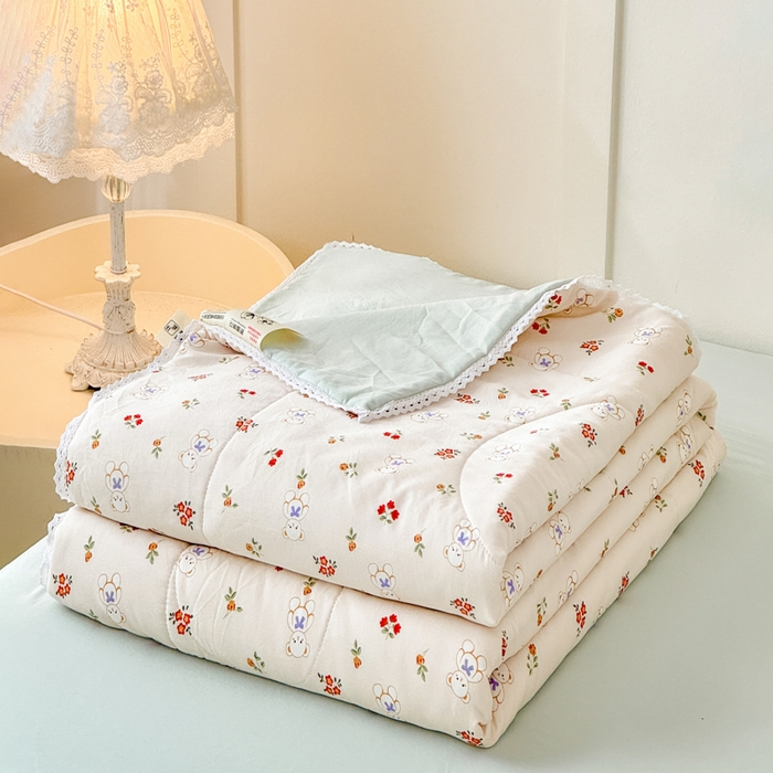 91家纺网 家纺一手货源 找家纺 仁凯家纺 2025新款A类针织棉双层纱100%新疆棉花花边夏凉被四件套（包检测）（提供买家秀） 可爱熊