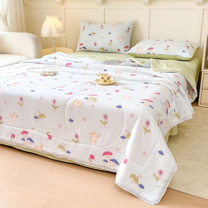 91家纺网 家纺一手货源 找家纺 仁凯家纺 2025新款A类针织棉双层纱100%新疆棉花花边夏凉被四件套（包检测）（提供买家秀） 蘑菇森林