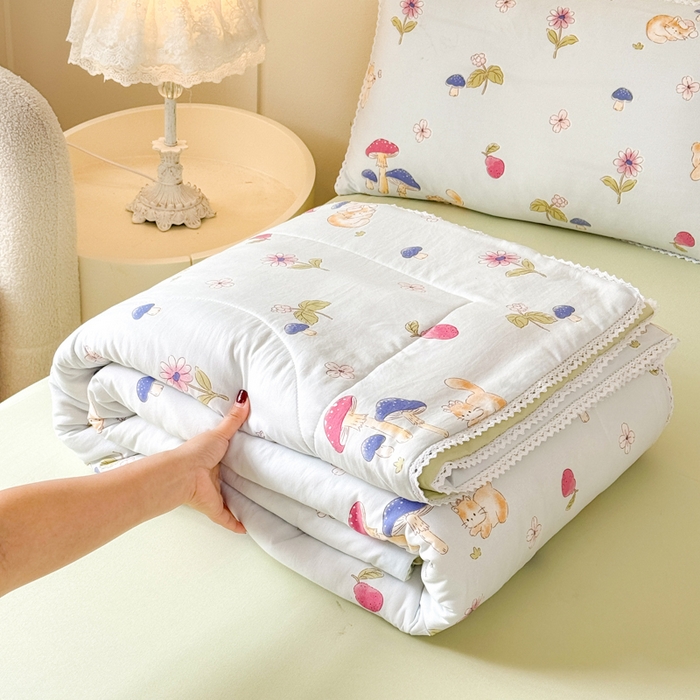 91家纺网 家纺一手货源 找家纺 仁凯家纺 2025新款A类针织棉双层纱100%新疆棉花花边夏凉被四件套（包检测）（提供买家秀） 蘑菇森林