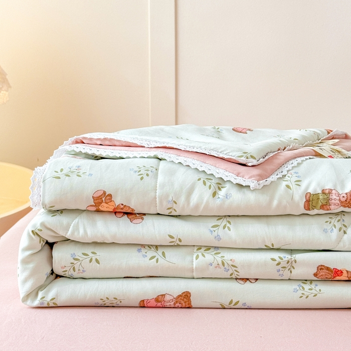 91家纺网 家纺一手货源 找家纺 仁凯家纺 2025新款A类针织棉双层纱100%新疆棉花花边夏凉被四件套（包检测）（提供买家秀） 绅士熊