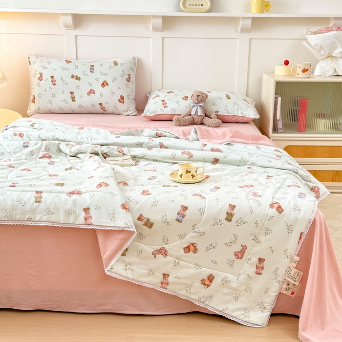 91家纺网 家纺一手货源 找家纺 仁凯家纺 2025新款A类针织棉双层纱100%新疆棉花花边夏凉被四件套（包检测）（提供买家秀） 绅士熊