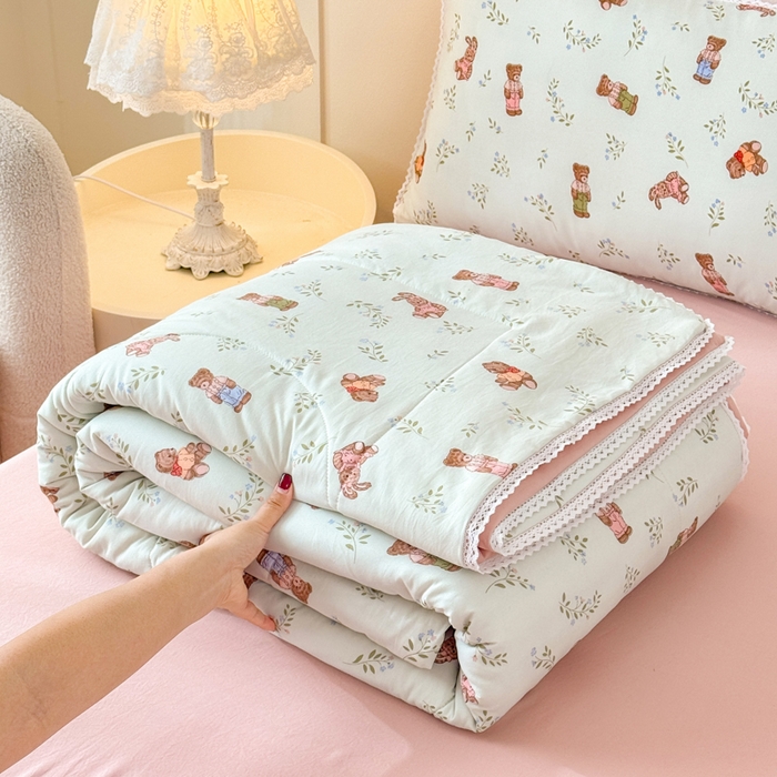 91家纺网 家纺一手货源 找家纺 仁凯家纺 2025新款A类针织棉双层纱100%新疆棉花花边夏凉被四件套（包检测）（提供买家秀） 绅士熊