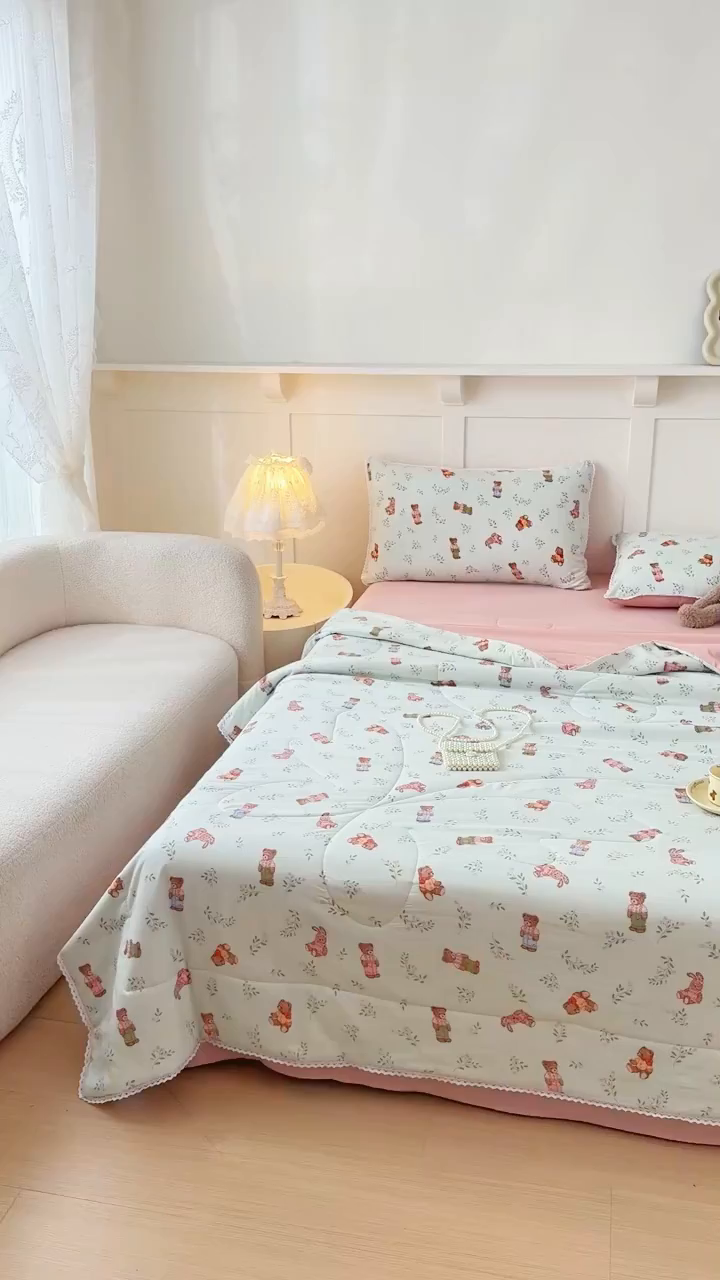91家纺网 家纺一手货源 找家纺 仁凯家纺 2025新款A类针织棉双层纱100%新疆棉花花边夏凉被四件套（包检测）（提供买家秀） 绅士熊