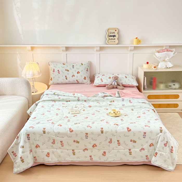 91家纺网 家纺一手货源 找家纺 仁凯家纺 2025新款A类针织棉双层纱100%新疆棉花花边夏凉被（包检测）（提供买家秀） 绅士熊