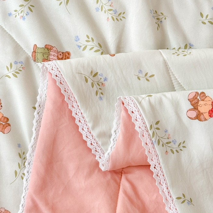 91家纺网 家纺一手货源 找家纺 仁凯家纺 2025新款A类针织棉双层纱100%新疆棉花花边夏凉被（包检测）（提供买家秀） 绅士熊