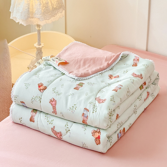 91家纺网 家纺一手货源 找家纺 仁凯家纺 2025新款A类针织棉双层纱100%新疆棉花花边夏凉被（包检测）（提供买家秀） 绅士熊