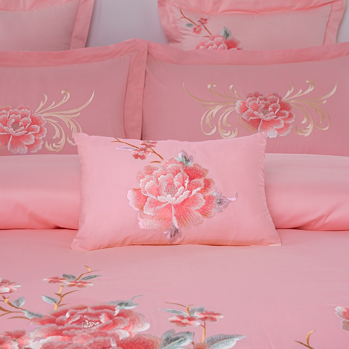 91家纺网 家纺一手货源 找家纺 洽想家 2025新款全棉刺绣粉玉色婚庆四件套多件套（控价销售最低不低于288元） 花开富贵(玉粉)