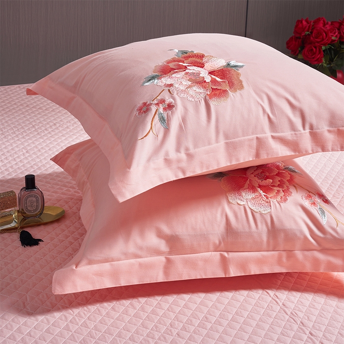 91家纺网 家纺一手货源 找家纺 洽想家 2025新款全棉刺绣粉玉色婚庆四件套多件套（控价销售最低不低于288元） 玫瑰恋曲