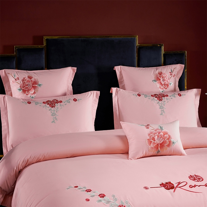 91家纺网 家纺一手货源 找家纺 洽想家 2025新款全棉刺绣粉玉色婚庆四件套多件套（控价销售最低不低于288元） 玫瑰恋曲