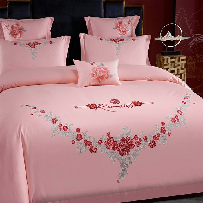 91家纺网 家纺一手货源 找家纺 洽想家 2025新款全棉刺绣粉玉色婚庆四件套多件套（控价销售最低不低于288元） 玫瑰恋曲