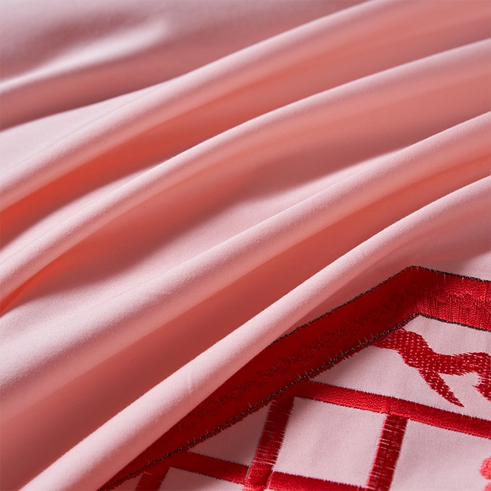 91家纺网 家纺一手货源 找家纺 洽想家 2025新款全棉刺绣粉玉色婚庆四件套多件套（控价销售最低不低于288元） 相亲相爱（玉粉）