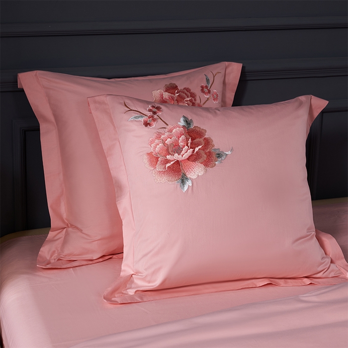 91家纺网 家纺一手货源 找家纺 洽想家 2025新款全棉刺绣粉玉色婚庆四件套多件套（控价销售最低不低于288元） 相亲相爱（玉粉）