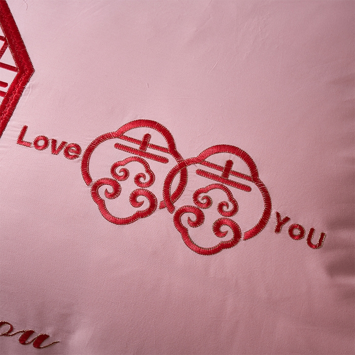 91家纺网 家纺一手货源 找家纺 洽想家 2025新款全棉刺绣粉玉色婚庆四件套多件套（控价销售最低不低于288元） 相亲相爱（玉粉）