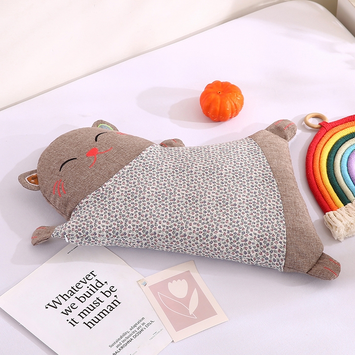 91家纺网 家纺一手货源 找家纺 贤内助家纺 2025新款全棉纯棉招财猫荞麦枕枕头枕芯护肩枕保健枕 招财猫—灰 宽33cmx长50cmx高8-10cm/只