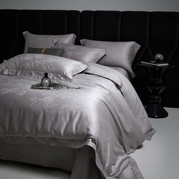 91家纺网 家纺一手货源 找家纺 洽想家 2025新款长绒棉贡缎提花手工立体埋绳工艺四件套礼盒包装系列二 花香风呤-浅灰