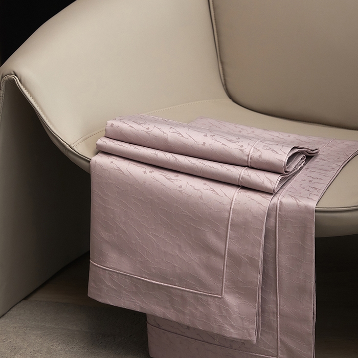 91家纺网 家纺一手货源 找家纺 洽想家 2025新款长绒棉贡缎提花手工立体埋绳工艺四件套礼盒包装系列二 艾克亚（灰紫）