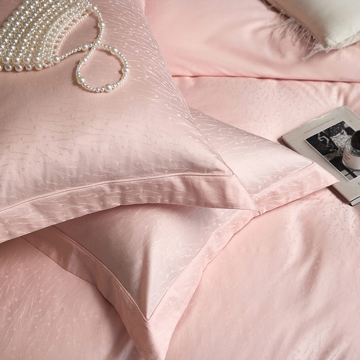 91家纺网 家纺一手货源 找家纺 洽想家 2025新款长绒棉贡缎提花手工立体埋绳工艺四件套礼盒包装系列二 艾克亚（浅粉）