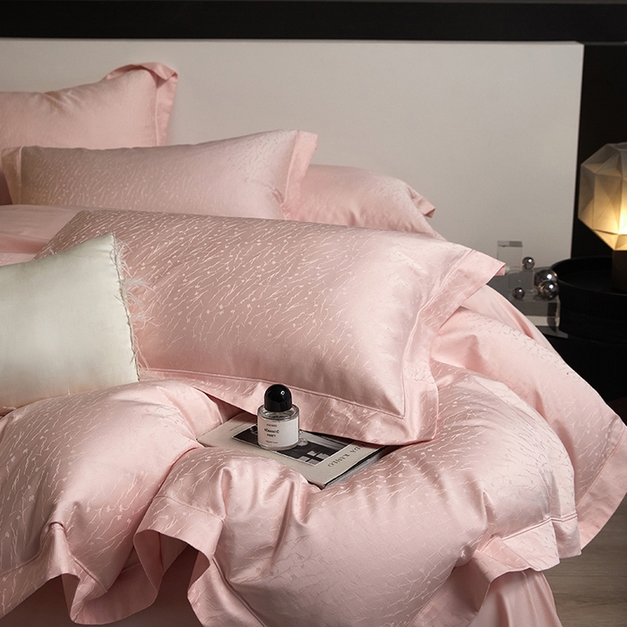 91家纺网 家纺一手货源 找家纺 洽想家 2025新款长绒棉贡缎提花手工立体埋绳工艺四件套礼盒包装系列二 艾克亚（浅粉）