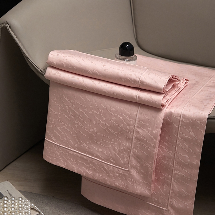 91家纺网 家纺一手货源 找家纺 洽想家 2025新款长绒棉贡缎提花手工立体埋绳工艺四件套礼盒包装系列二 艾克亚（浅粉）