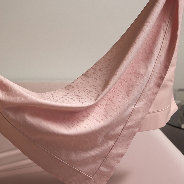 91家纺网 家纺一手货源 找家纺 洽想家 2025新款长绒棉贡缎提花手工立体埋绳工艺四件套礼盒包装系列二 艾克亚（浅粉）