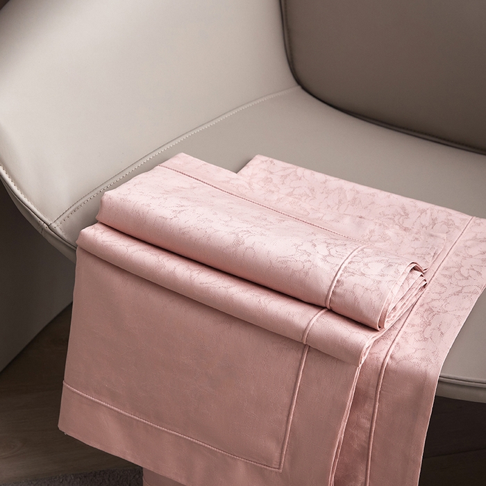 91家纺网 家纺一手货源 找家纺 洽想家 2025新款长绒棉贡缎提花手工立体埋绳工艺四件套礼盒包装系列二 春柔似锦（粉玉）