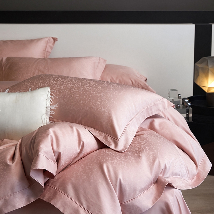 91家纺网 家纺一手货源 找家纺 洽想家 2025新款长绒棉贡缎提花手工立体埋绳工艺四件套礼盒包装系列二 春柔似锦（粉玉）