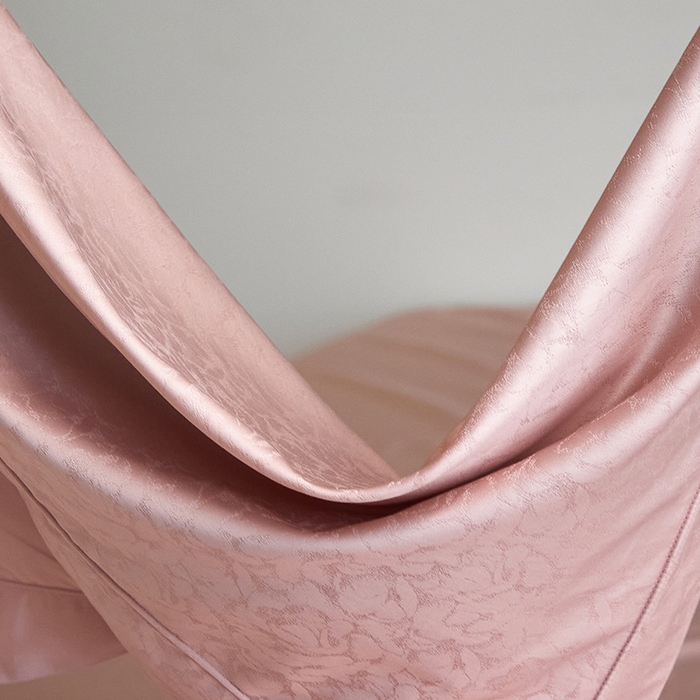 91家纺网 家纺一手货源 找家纺 洽想家 2025新款长绒棉贡缎提花手工立体埋绳工艺四件套礼盒包装系列二 春柔似锦（粉玉）