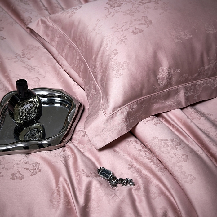 91家纺网 家纺一手货源 找家纺 洽想家 2025新款长绒棉贡缎提花手工立体埋绳工艺四件套礼盒包装系列二 花香风呤-浅豆沙