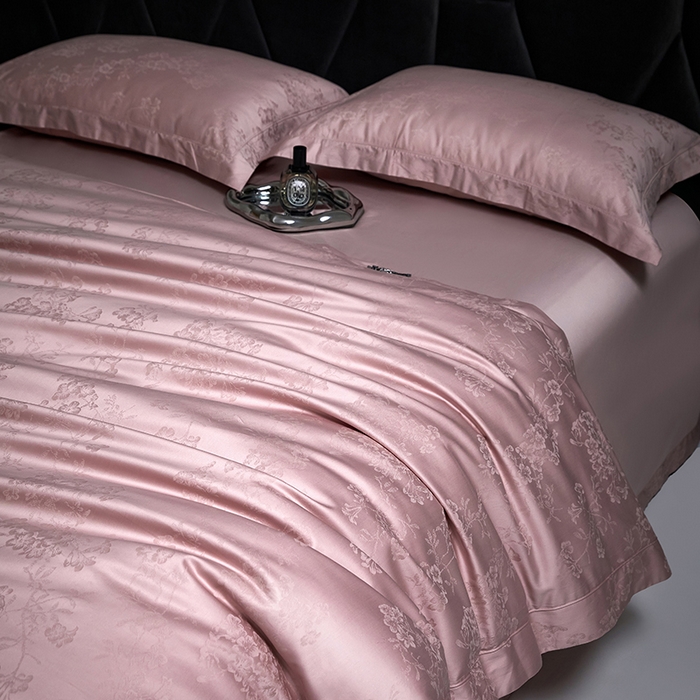 91家纺网 家纺一手货源 找家纺 洽想家 2025新款长绒棉贡缎提花手工立体埋绳工艺四件套礼盒包装系列二 花香风呤-浅豆沙