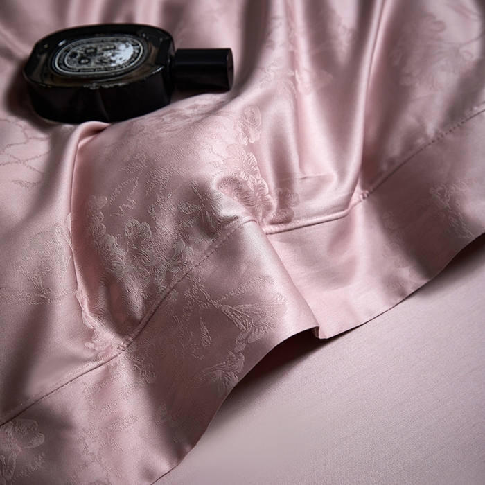 91家纺网 家纺一手货源 找家纺 洽想家 2025新款长绒棉贡缎提花手工立体埋绳工艺四件套礼盒包装系列二 花香风呤-浅豆沙