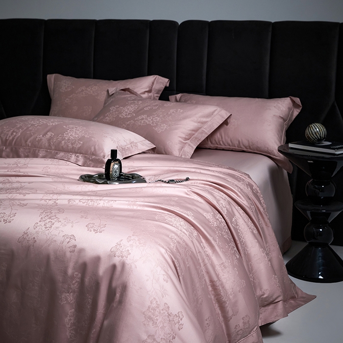 91家纺网 家纺一手货源 找家纺 洽想家 2025新款长绒棉贡缎提花手工立体埋绳工艺四件套礼盒包装系列二 花香风呤-浅豆沙