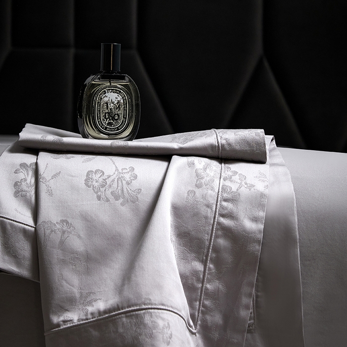 91家纺网 家纺一手货源 找家纺 洽想家 2025新款长绒棉贡缎提花手工立体埋绳工艺四件套礼盒包装系列二 花香风呤-浅灰