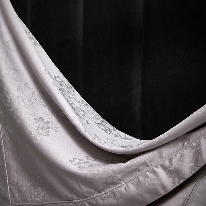 91家纺网 家纺一手货源 找家纺 洽想家 2025新款长绒棉贡缎提花手工立体埋绳工艺四件套礼盒包装系列二 花香风呤-浅灰